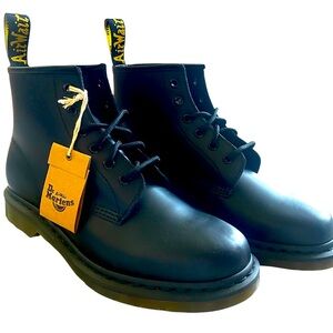 Dr. Martens 101 SMOOTH LEATHER BOOTS New, Size 9